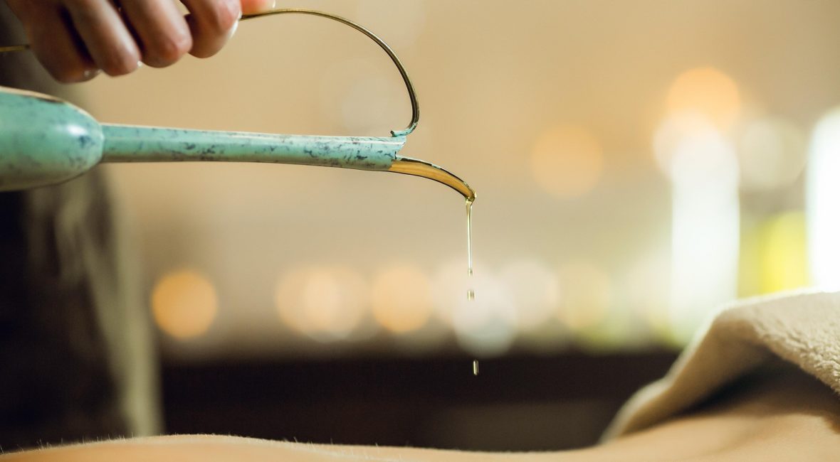 Sanfte Berührung und Pflege: Die warme Kokosöl-Massage