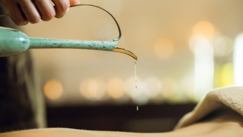 Sanfte Berührung und Pflege: Die warme Kokosöl-Massage